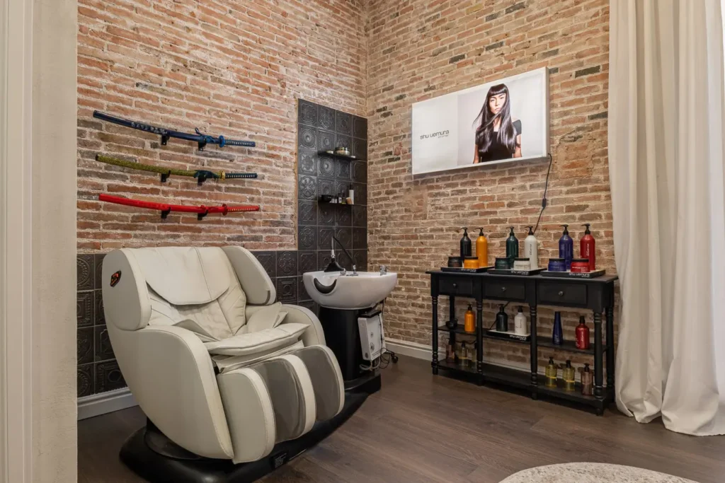 zona de lavado capilar con sillon de masaje y productos