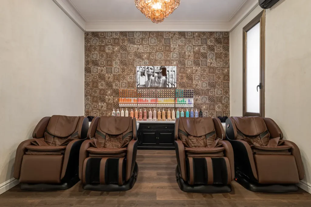 zona relax peluqueria con sillones de masaje