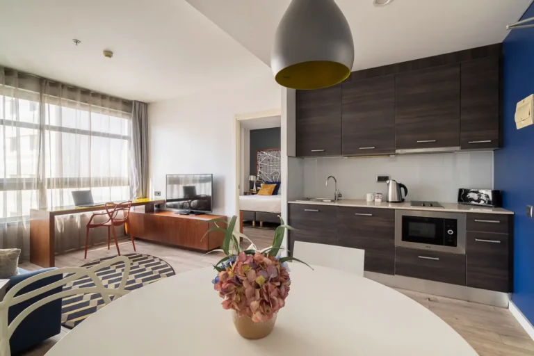 apartamento de hotel con cocina comedor y dormitorio