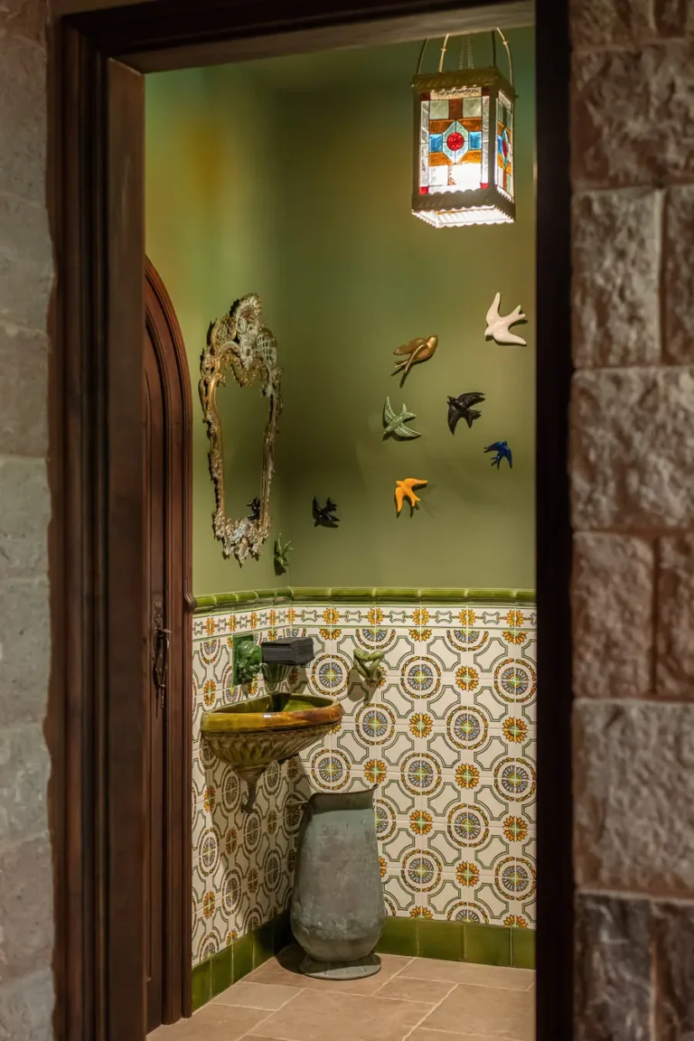 aseo con lampara de vidrieras golondrinas de ceramica y lavabo verde