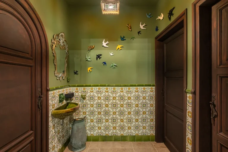 aseo rustico paredes verdes azulejos decorativos golondrinas y lavamanos