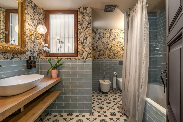 bano completo azulejos azules papel floral banera y lavabo