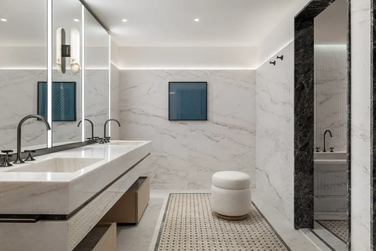 bano de hotel en marmol con doble lavabo y espejos