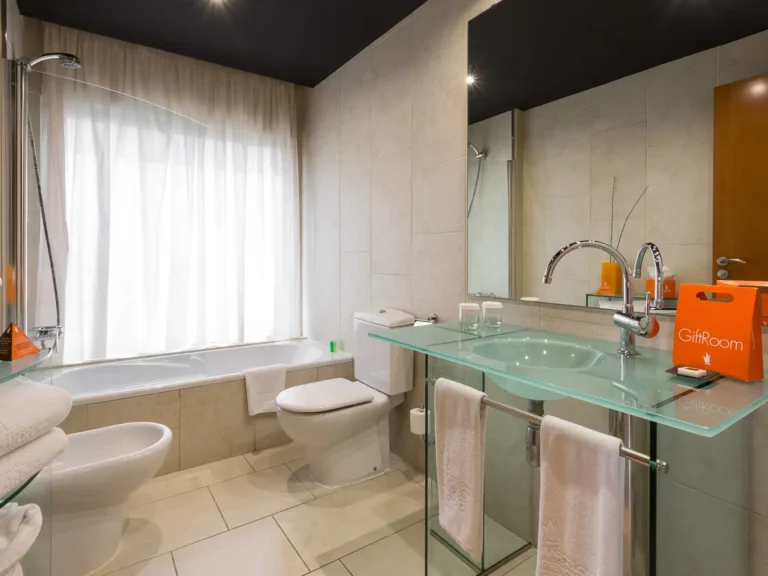 bano hotel moderno banera bide y lavabo cristal