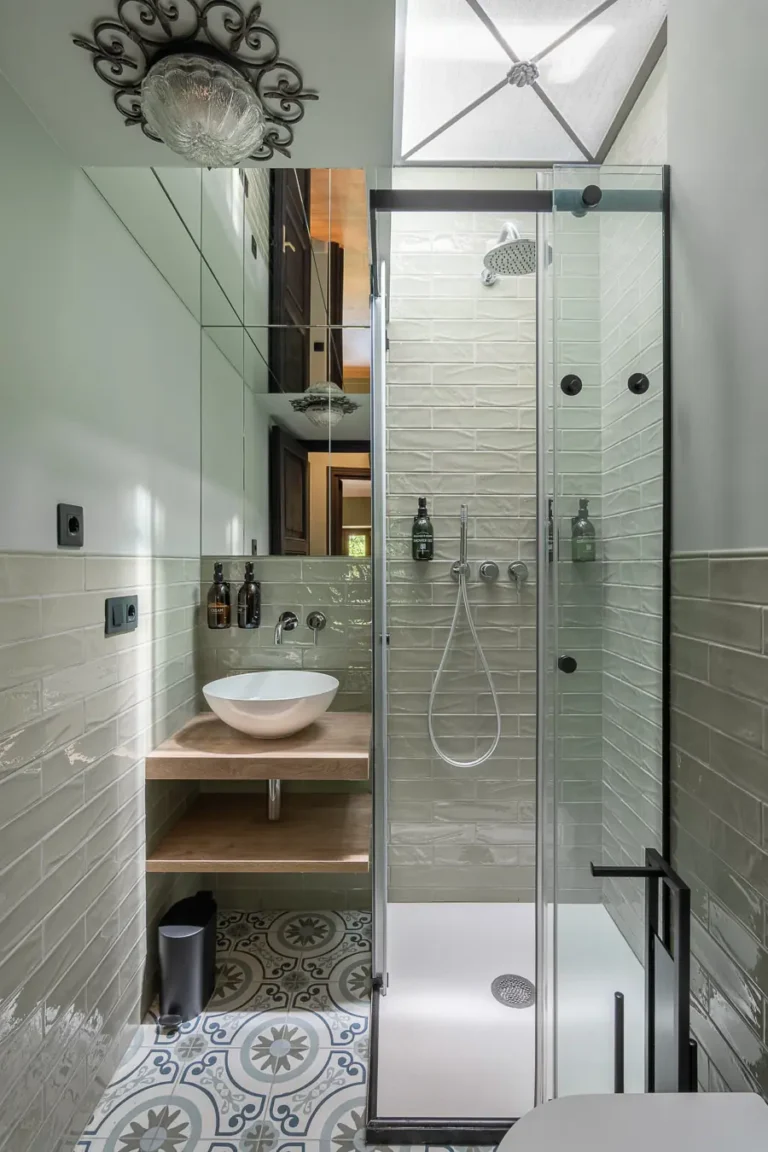 bano luminoso con ducha acristalada y lavabo sobre encimera de madera