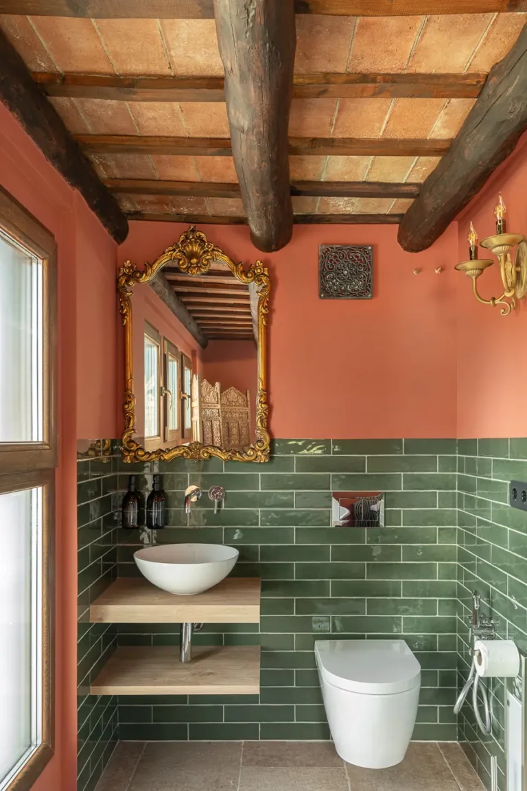 bano rustico con azulejos verdes espejo dorado y techo de vigas