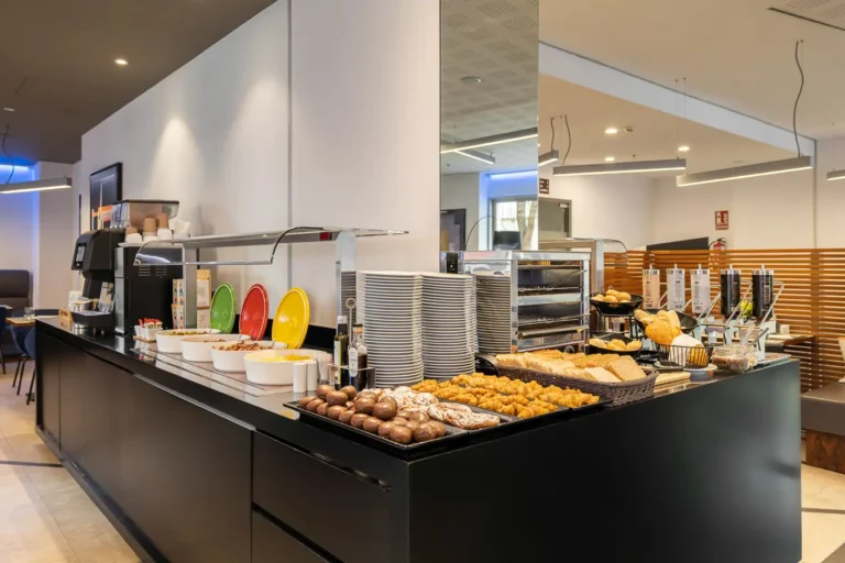 buffet de desayuno del hotel con pan y bolleria
