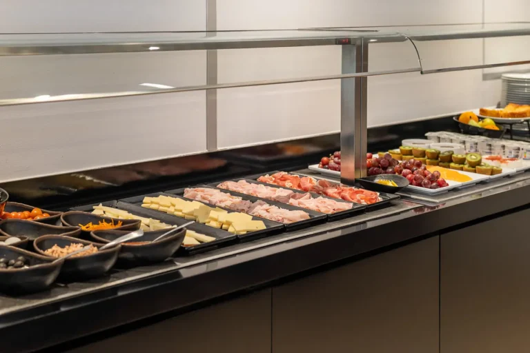 buffet frio de hotel con embutidos quesos y fruta