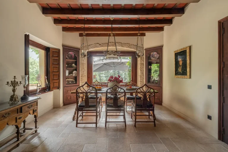 comedor rustico con mesa de madera sillas de respaldo tallado y vigas