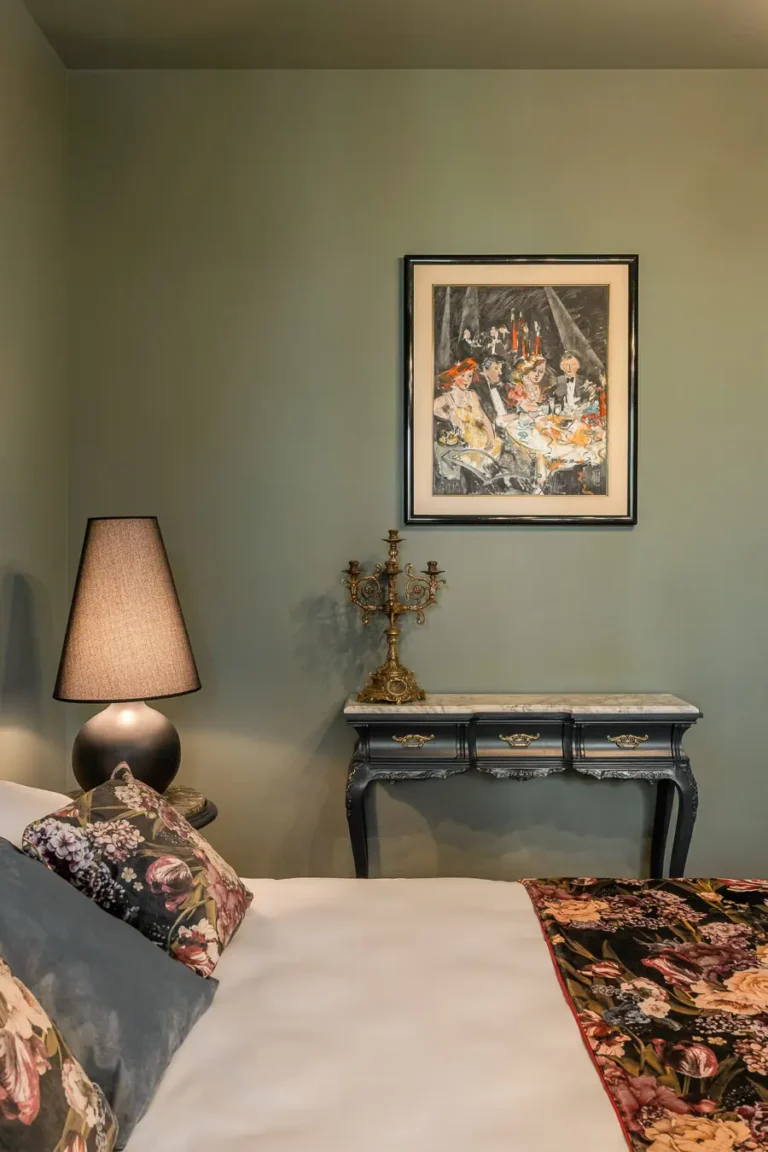 detalle de dormitorio con textiles florales consola y candelabro