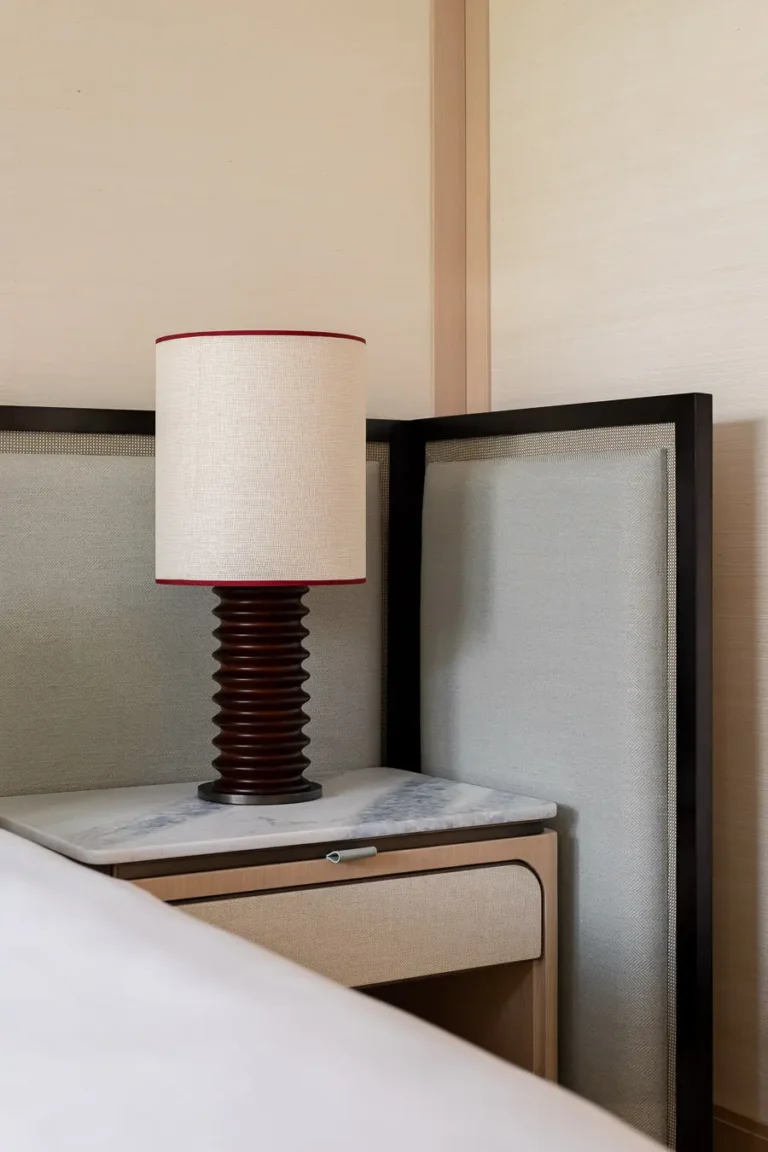 detalle de lampara sobre mesita en suite de hotel
