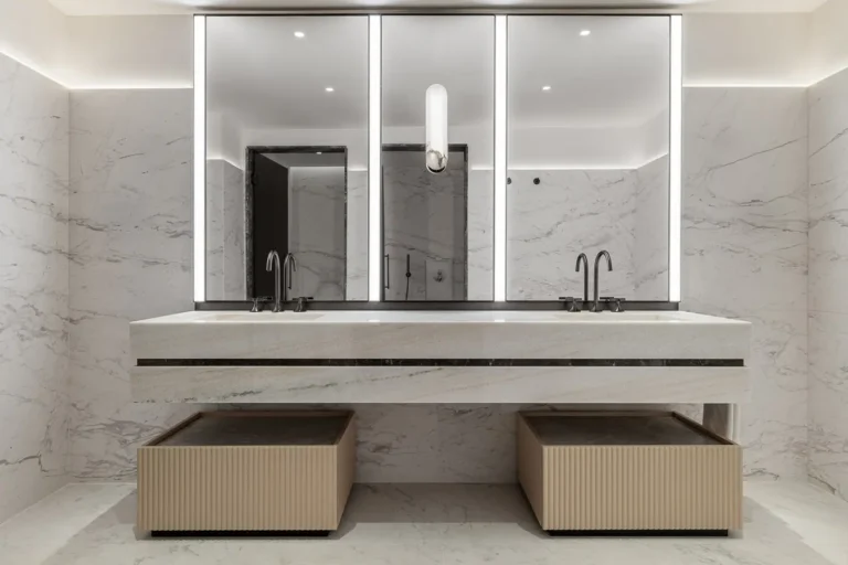 doble lavabo de marmol en bano de hotel