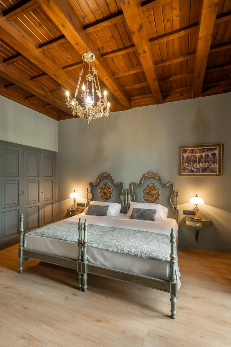 dormitorio con dos cabeceros decorativos y techo de vigas de madera