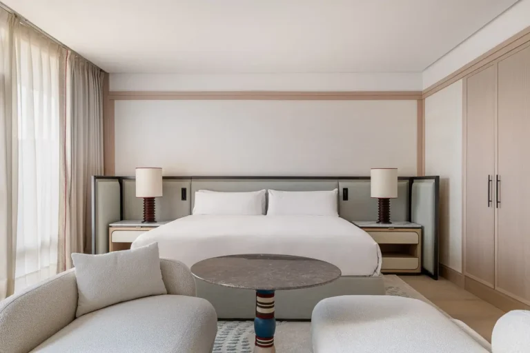 dormitorio de hotel con cama king y mesas de noche