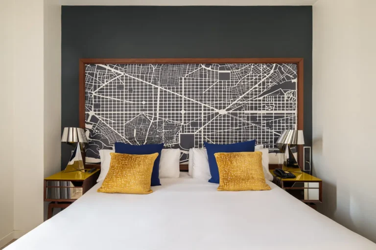 dormitorio de hotel con cama y cabecero de mapa