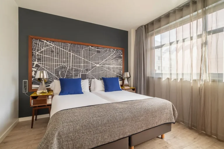 dormitorio de hotel con dos camas y cabecero de mapa