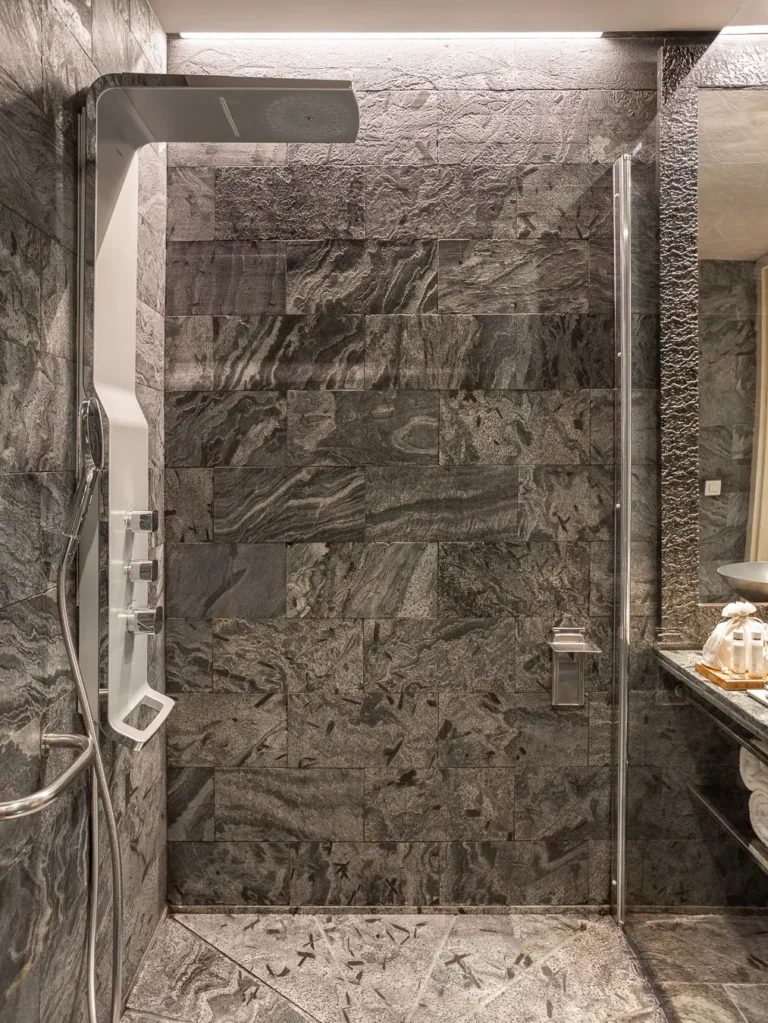 ducha hidromasaje paredes piedra gris