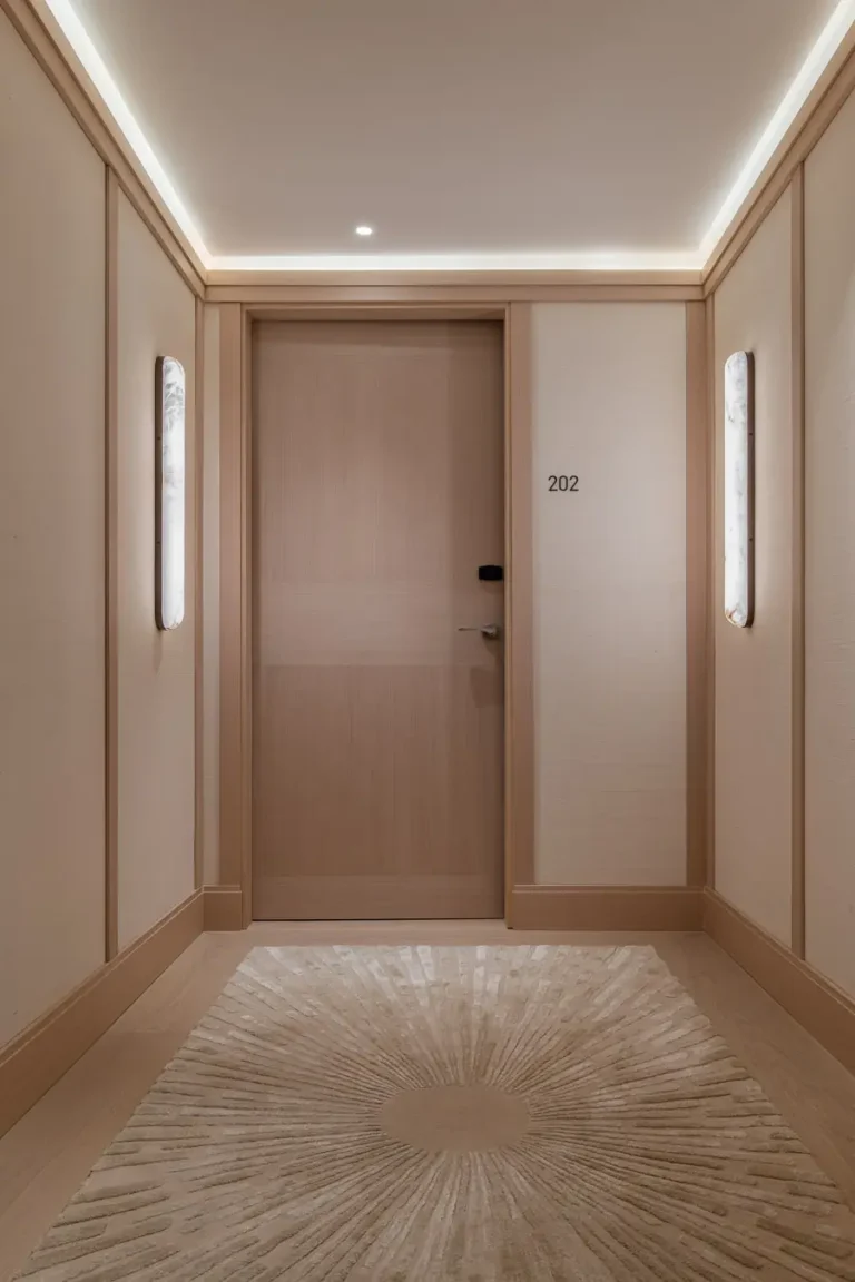 entrada de habitacion 202 en pasillo de hotel