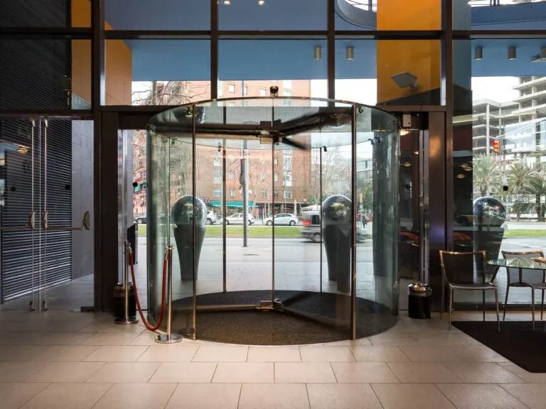 entrada interior hotel con puerta giratoria de cristal
