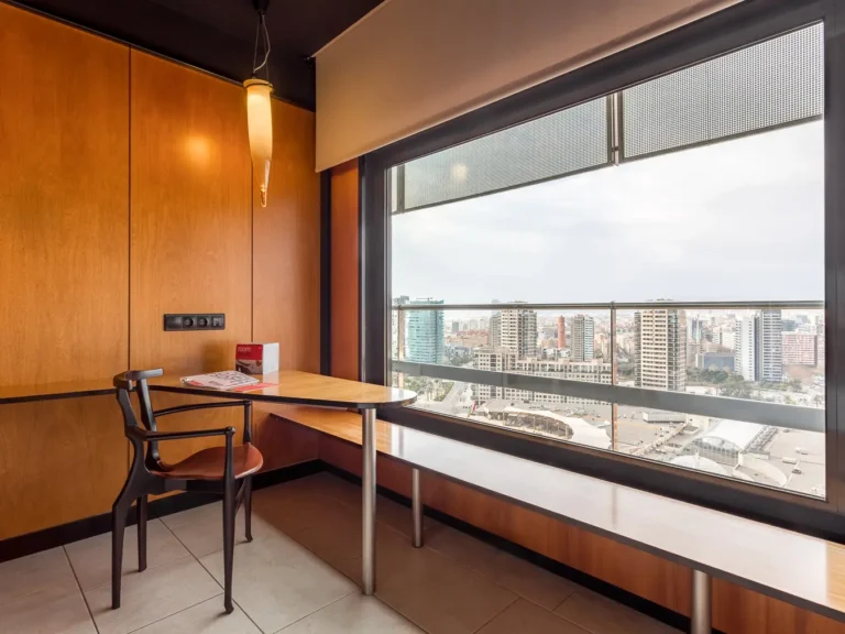 escritorio habitacion hotel con vistas panoramicas ciudad