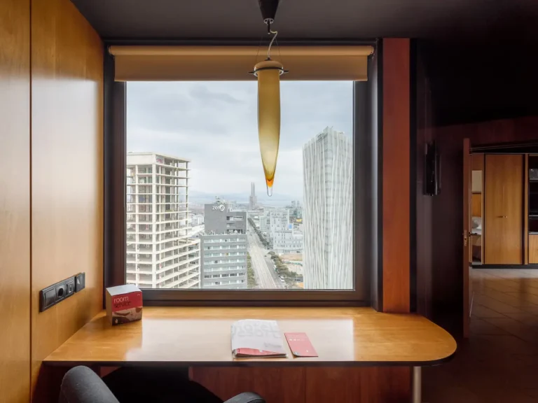 escritorio junto a ventana con vistas urbanas desde hotel