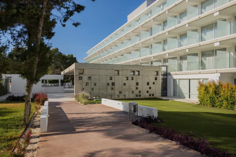 fachada de hotel con balcones de cristal jardin y zona exterior