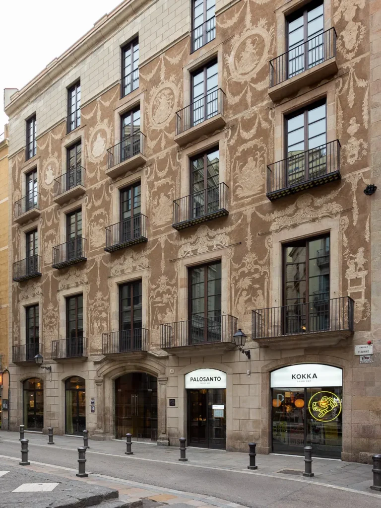fachada historica hotel arai balcones esgrafiados