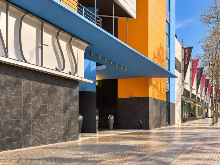 fachada moderna hotel en avenida diagonal de barcelona