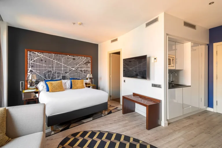 habitacion de hotel con cama doble cocina y televisor
