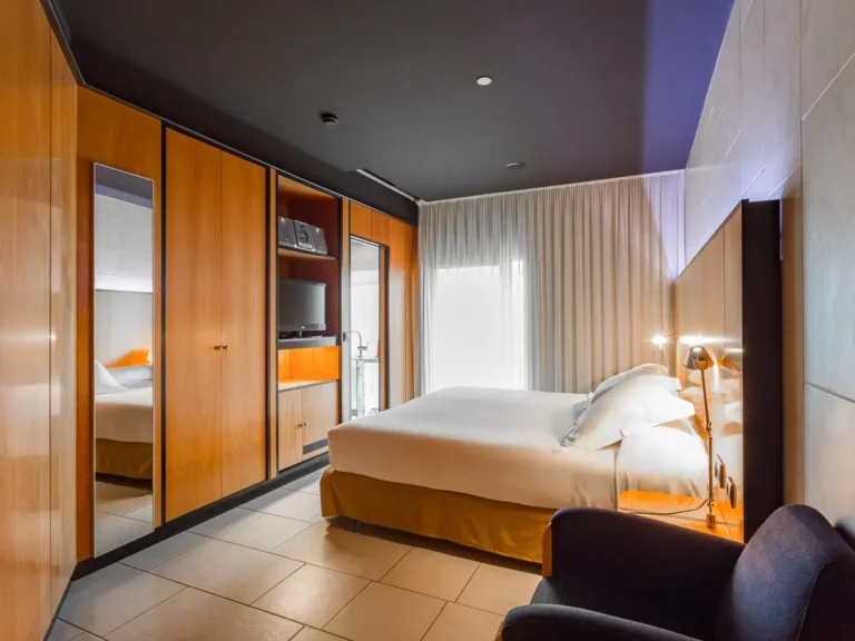 habitacion hotel moderna cama doble armarios madera