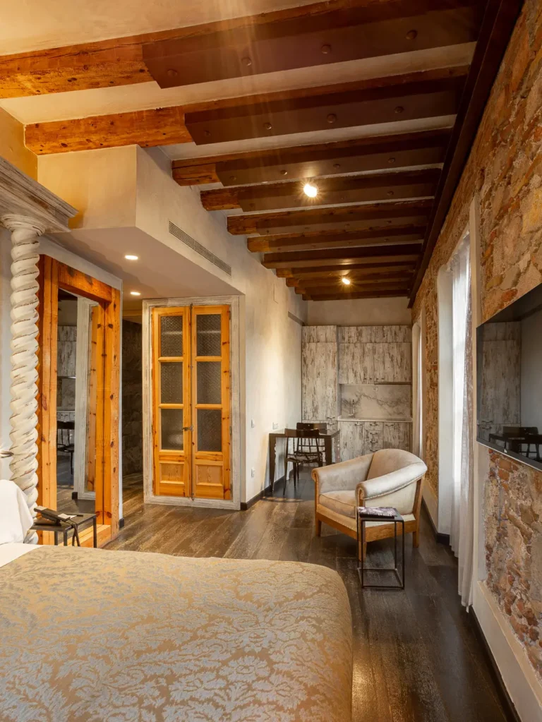 habitacion hotel vigas madera salon cocina