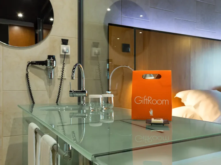 lavabo de cristal en suite hotel con detalle giftroom