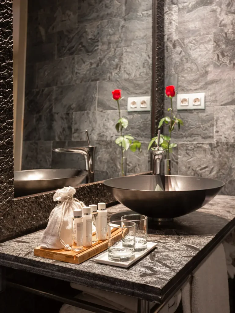 lavabo negro rosas rojas articulos aseo hotel