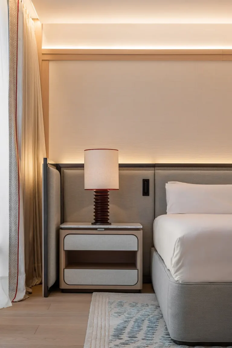 mesita de noche y lampara en dormitorio de hotel