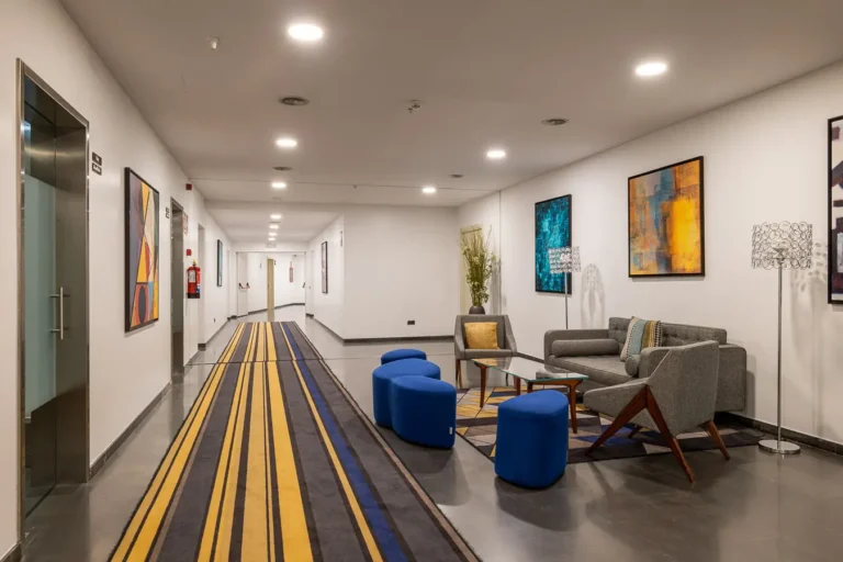 pasillo de hotel con zona de estar y arte moderno