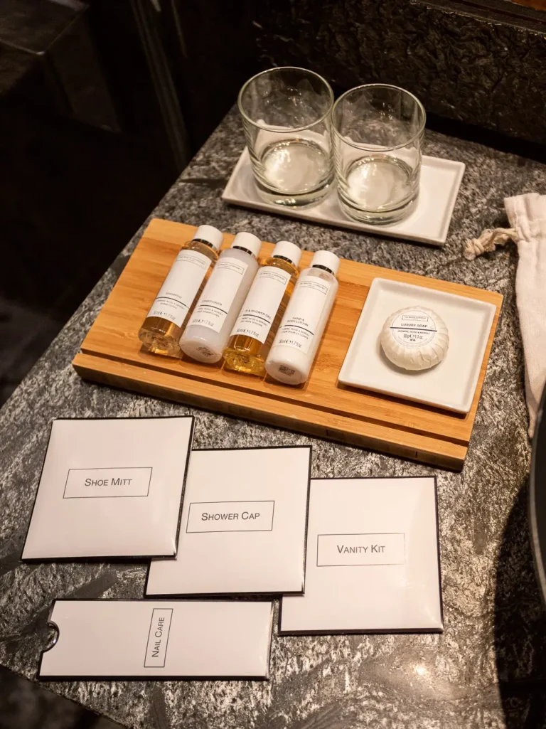 productos acogida hotel jabon champu vasos