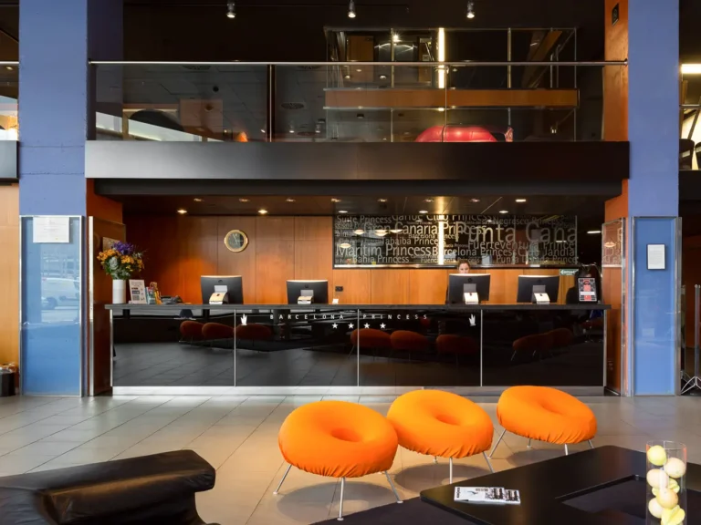 recepcion hotel moderna con sillones naranjas
