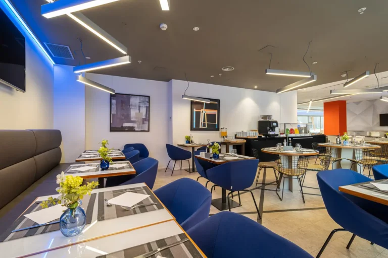 restaurante de hotel con mesas y sillones azules