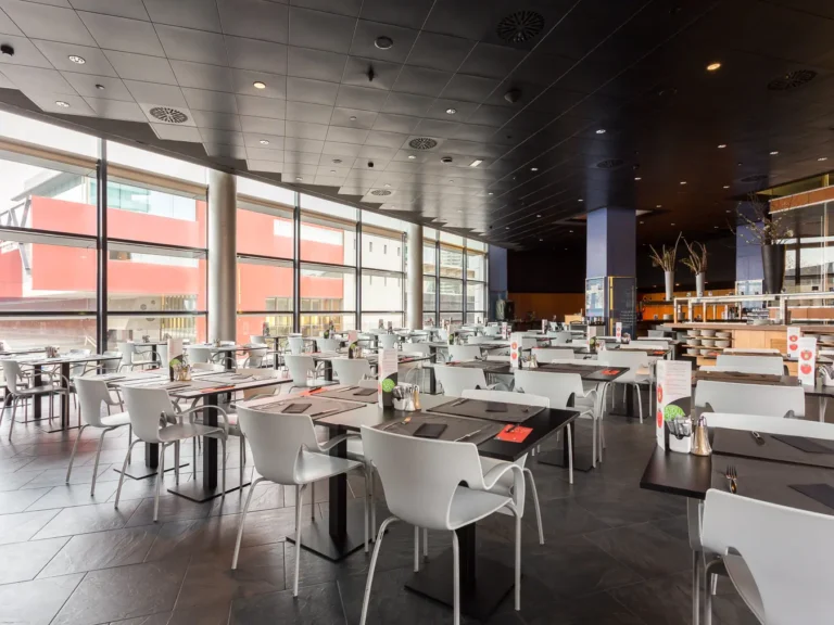 restaurante hotel amplio con mesas y grandes ventanales