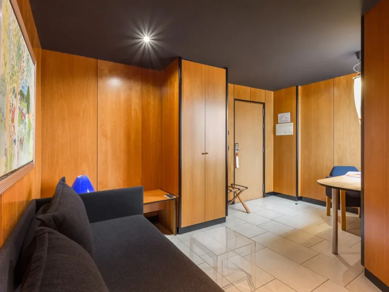 sala de estar de suite hotel con sofa y paneles de madera