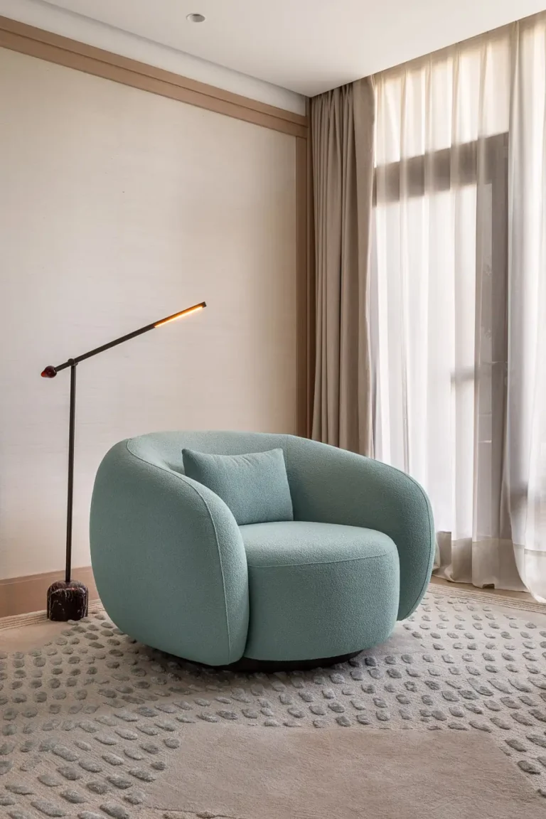 sillon turquesa y lampara de pie junto a ventana