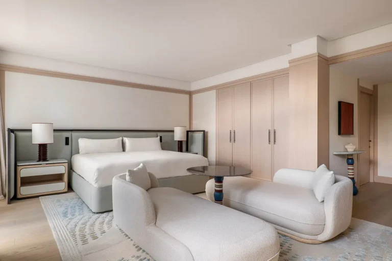 suite de hotel con cama sofas y mesa redonda