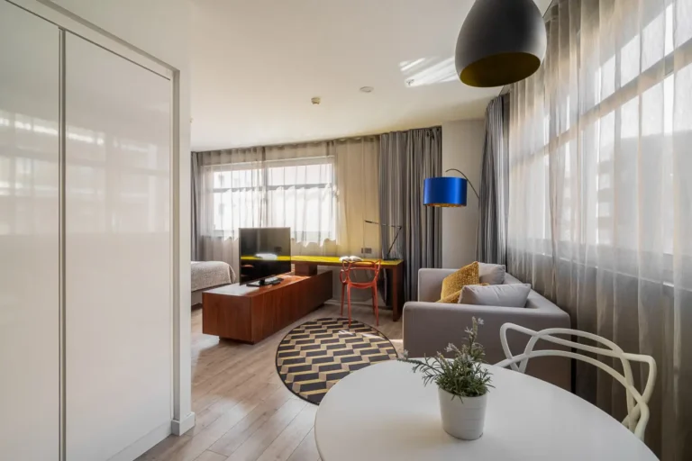suite de hotel luminosa con salon escritorio y ventanales
