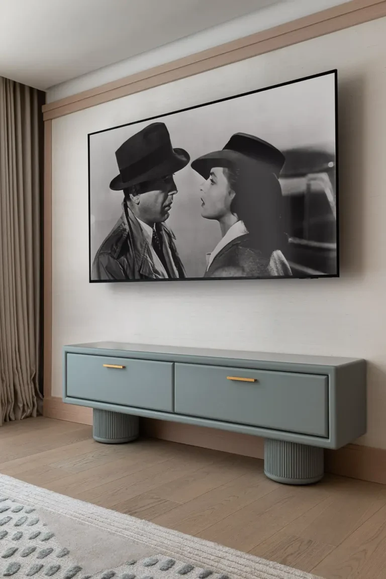 televisor con escena en blanco y negro sobre aparador en habitacion de hotel