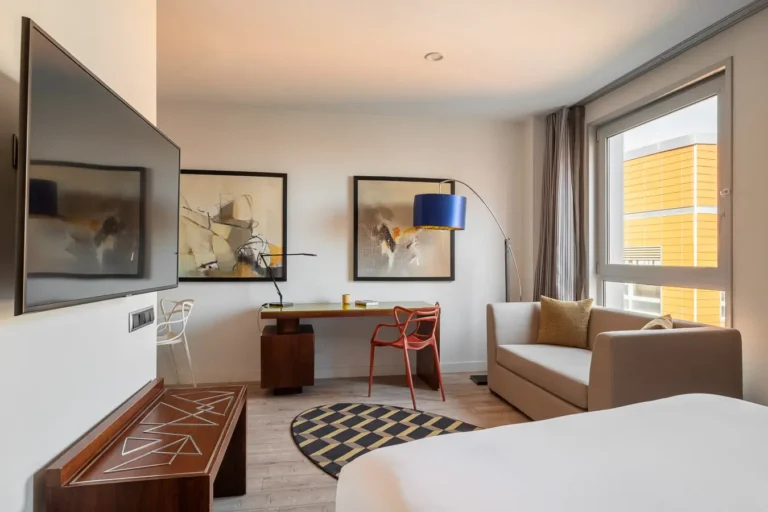 zona de trabajo de hotel con escritorio sofa y ventana