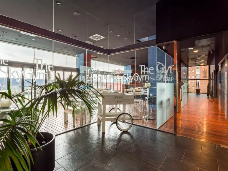 zona skygym y spa del hotel con paredes de cristal